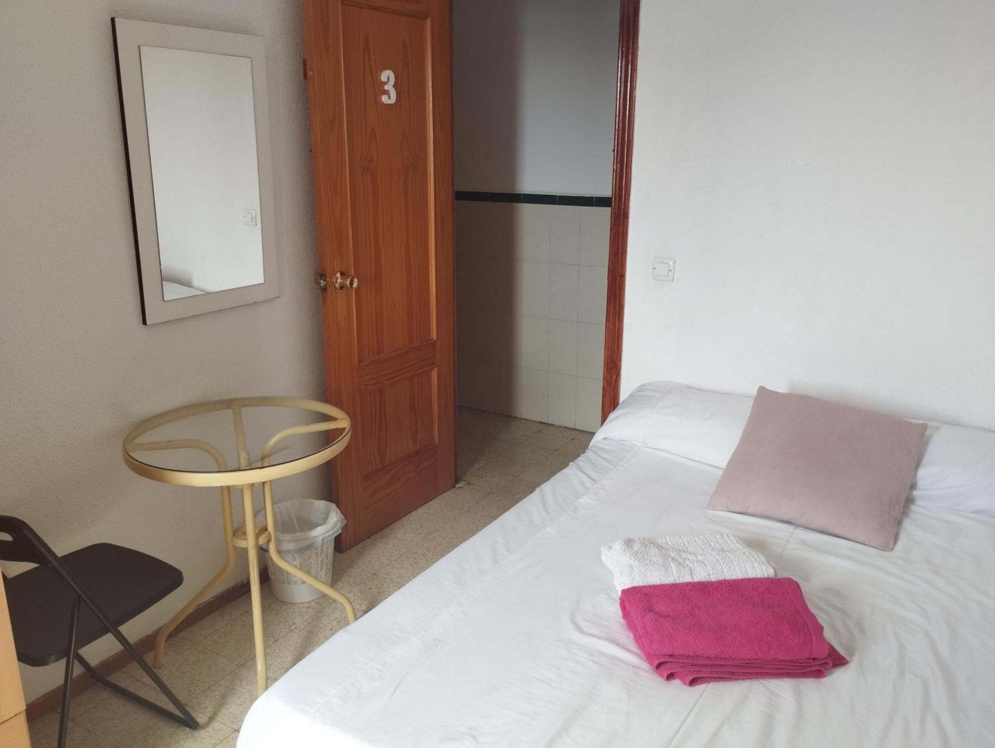 Habitaciones Privadas Con Cama Doble En Sevilla Exterior photo